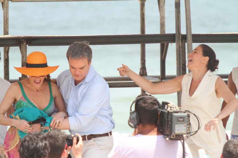 Christiane Torloni e Lilia Cabral gravam cenas de briga pela Barra da Tijuca