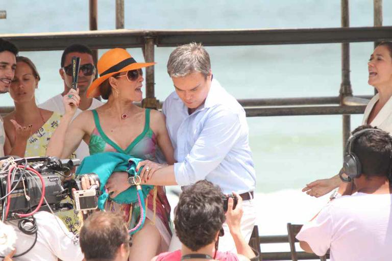 Christiane Torloni e Lilia Cabral gravam cenas de briga pela Barra da Tijuca