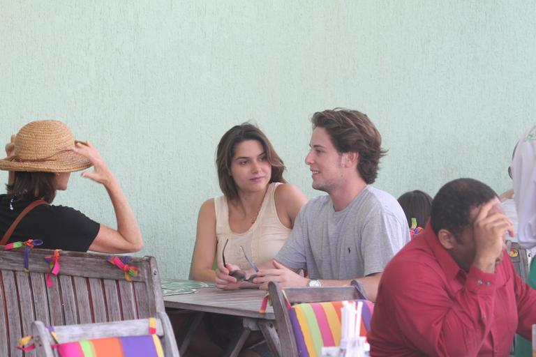 Fernanda Machado almoça com o namorado, Robert Riskin, no Rio de Janeiro