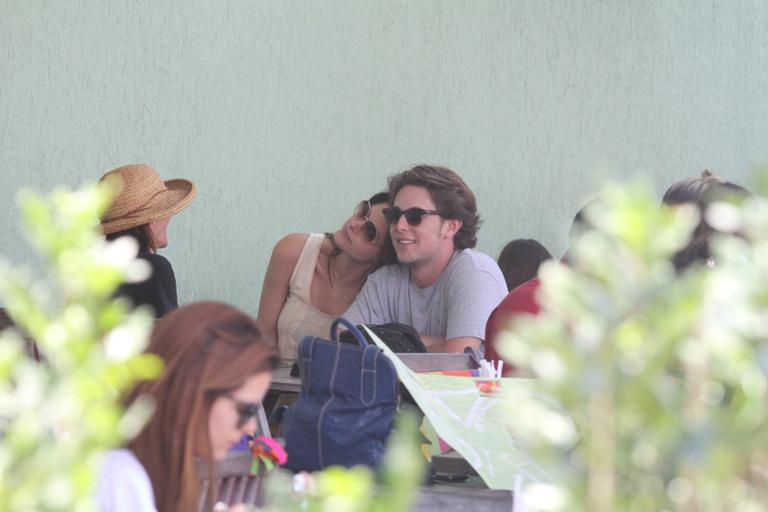 Fernanda Machado almoça com o namorado, Robert Riskin, no Rio de Janeiro