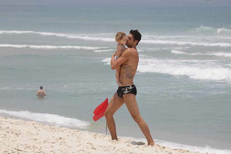 Victor Pecoraro brinca com a filha em praia carioca