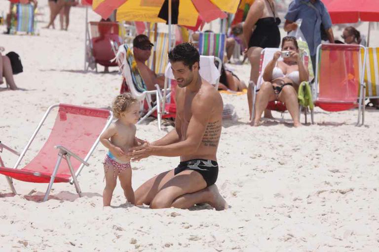 Victor Pecoraro brinca com a filha em praia carioca