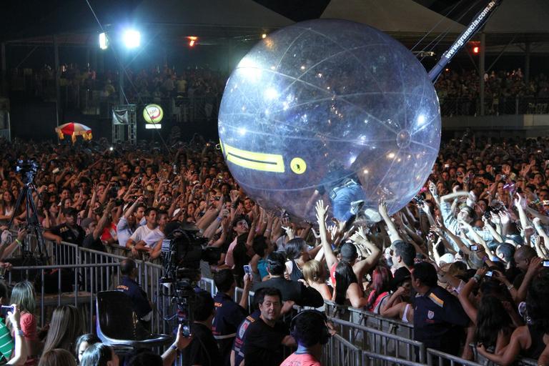 Dentro de duas bolas de plástico, Fernando e Sorocaba caminham em cima dos fãs