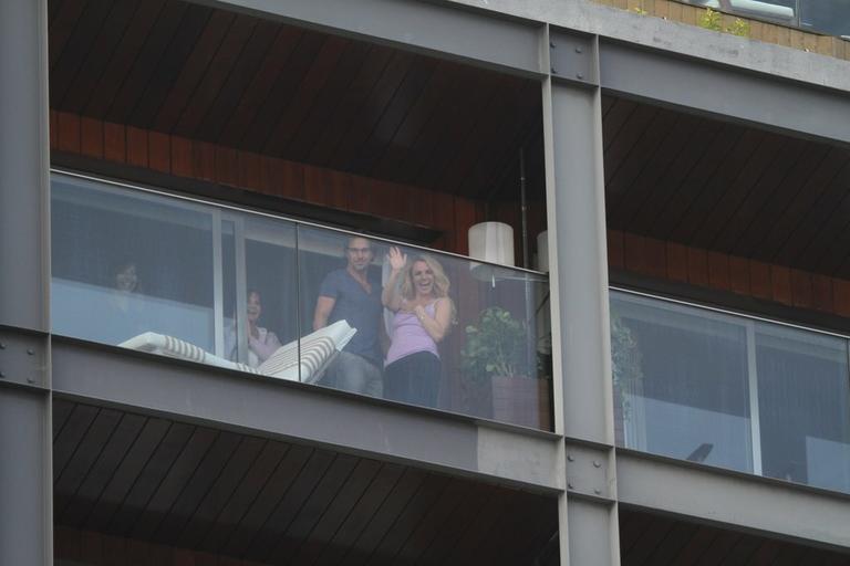 Britney Spears aparece na sacada do hotel no Rio de Janeiro