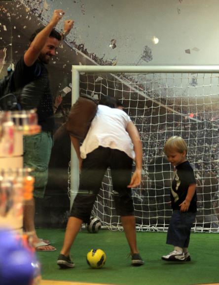 Carlos Bonow brinca com o filho em shopping no Rio de Janeiro