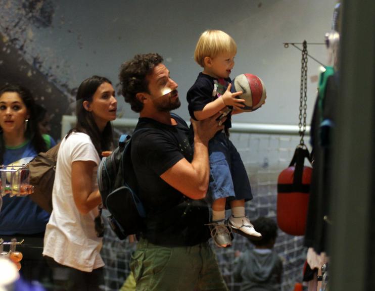 Carlos Bonow brinca com o filho em shopping no Rio de Janeiro