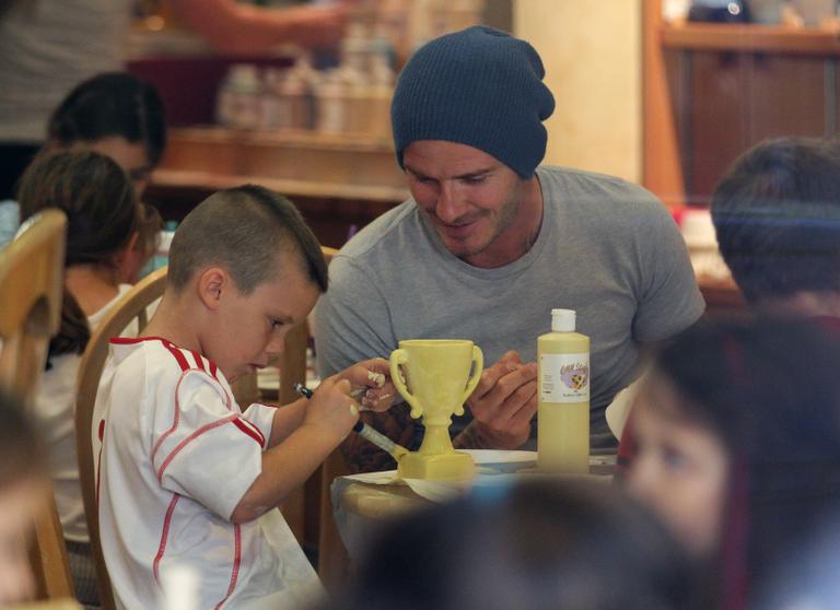 David Beckham se diverte com os filhos em loja de pintura em Los Angeles