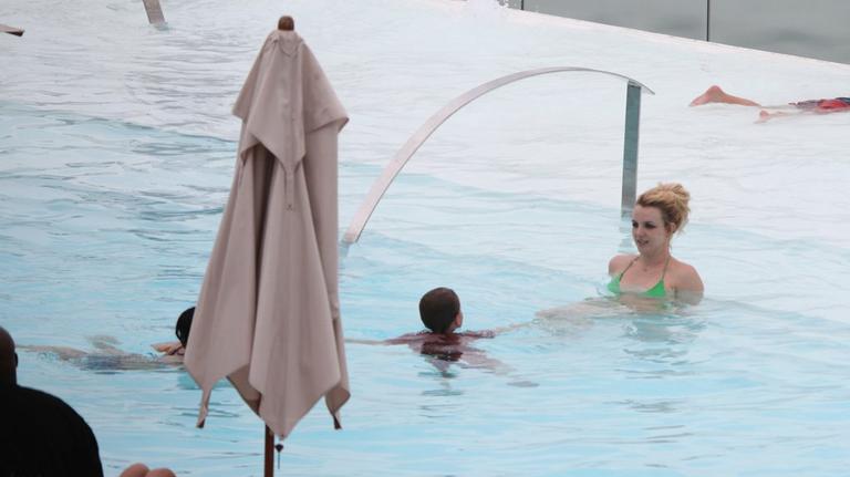 Britney Spears se diverte com família na piscina 