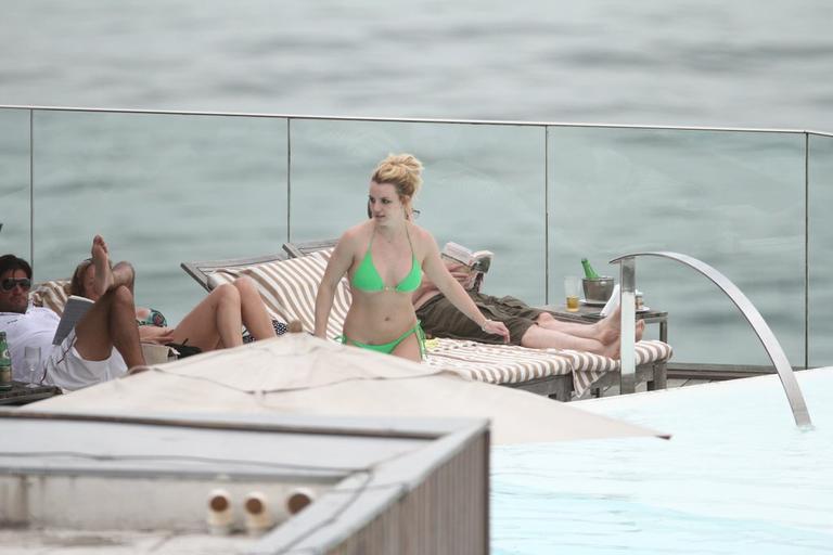 Britney Spears se diverte com família na piscina 