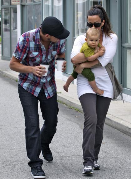 Alanis Morissette passeia com a família em Brentwood, na California