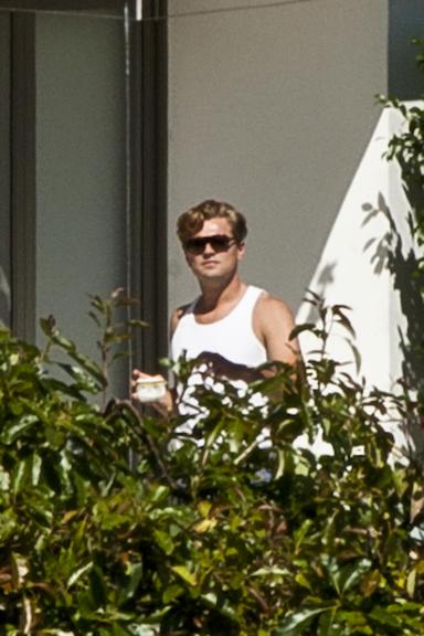 Leonardo DiCaprio aparece com jovem desconhecida em sua mansão