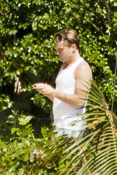 Leonardo DiCaprio aparece com jovem desconhecida em sua mansão