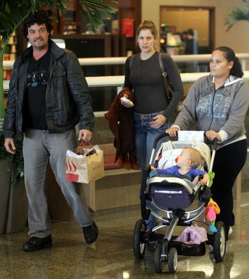 Felipe Camargo com a família no shopping