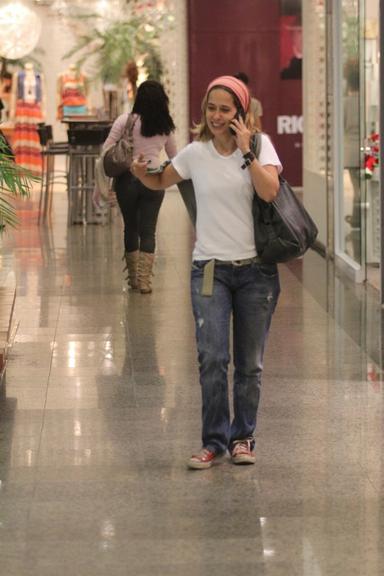 Look despojado de Paloma Duarte durante passeio no shopping