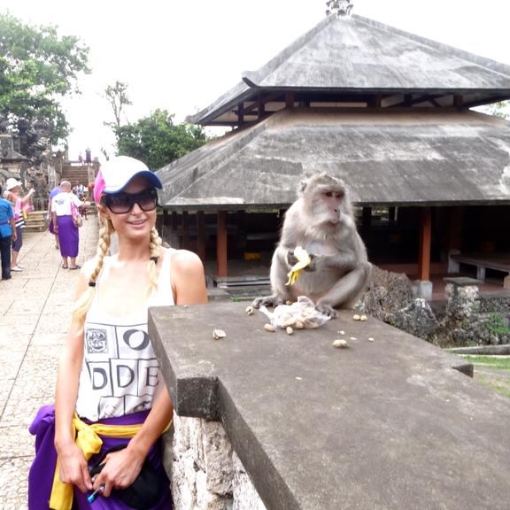 Veja fotos da passagem de Paris Hilton por Bali