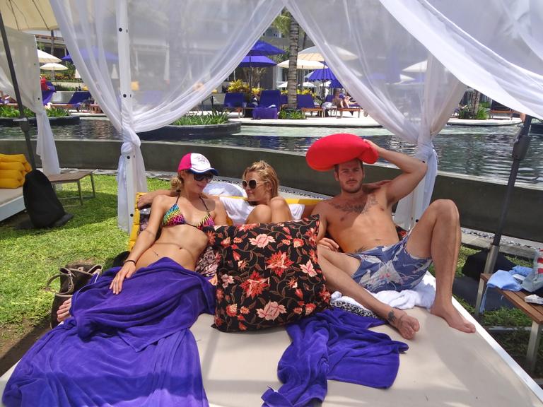 Veja fotos da passagem de Paris Hilton por Bali