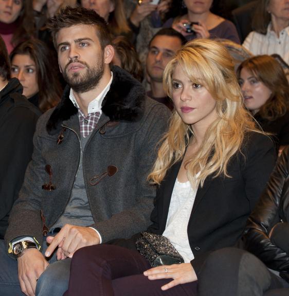 Gerard Piqué e Shakira vão juntos a lançamento de livro do pai do atleta