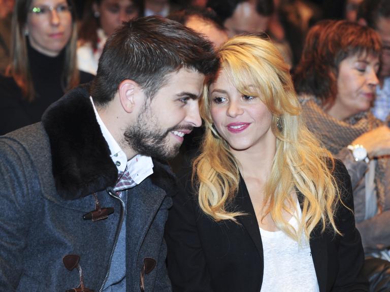 Gerard Piqué e Shakira vão juntos a lançamento de livro do pai do atleta