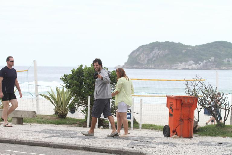 Grávida, Carolinie Figueiredo passeia com Guga Coelho pela Barra da Tijuca