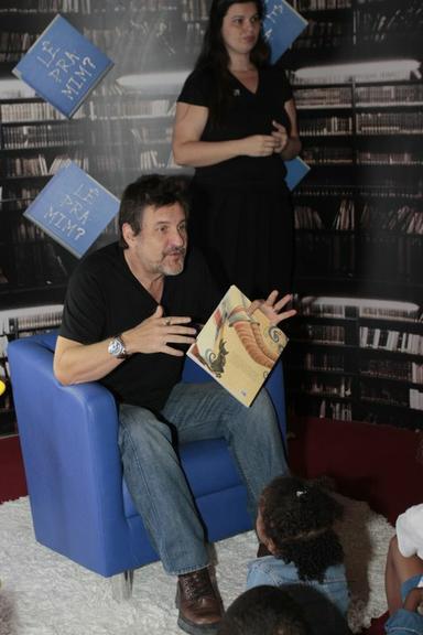 Antonio Calloni lê seu livro 'João Maior do que um Cavalo e Maria Menor do que um Burro' para crianças no Projeto 'Lê Pra Mim?', no Rio de Janeiro