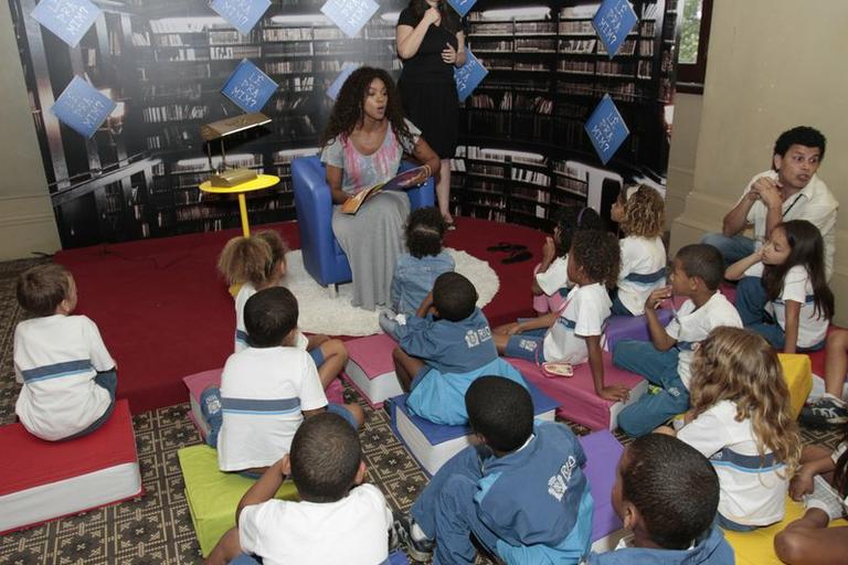 Cris Vianna leu o livro 'Dona da Festa', de Elisa Lucinda, para as crianças no Projeto 'Lê Pra Mim?', no Rio de Janeiro