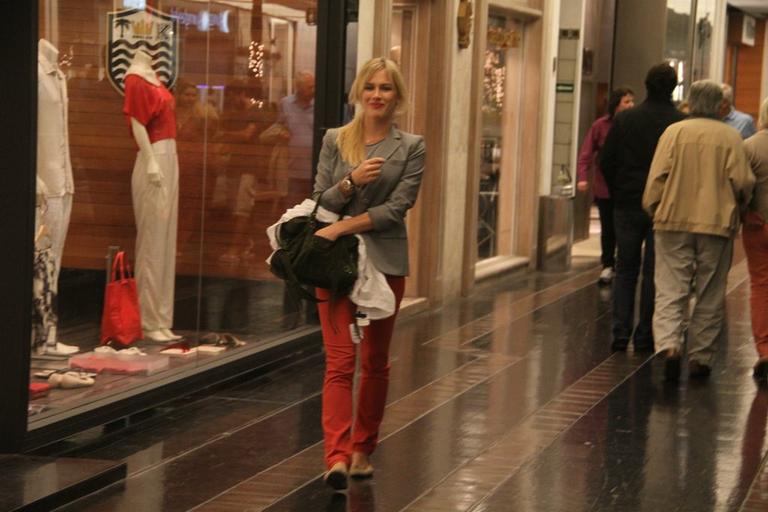 Fiorella Mattheis passeia em shopping carioca