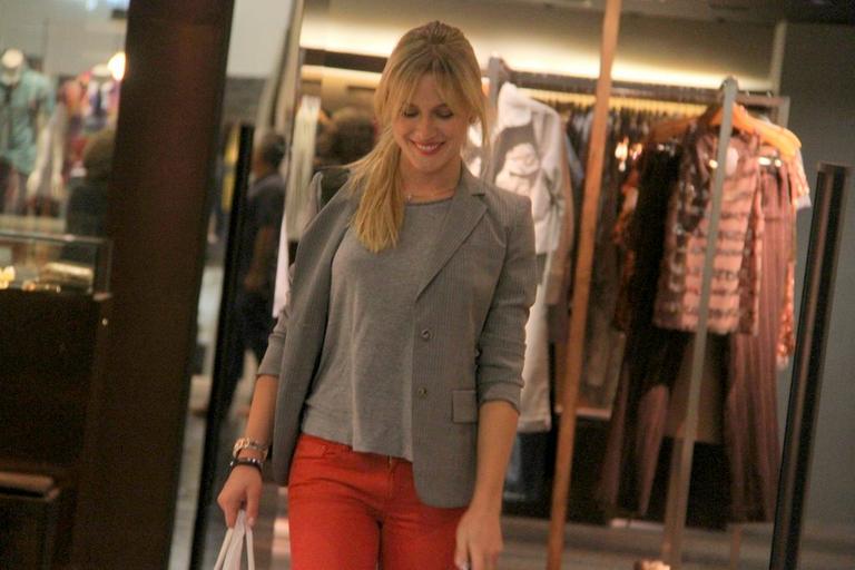 Fiorella Mattheis passeia em shopping carioca
