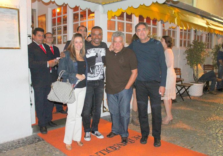 Alexandre Pires reúne amigos no Rio