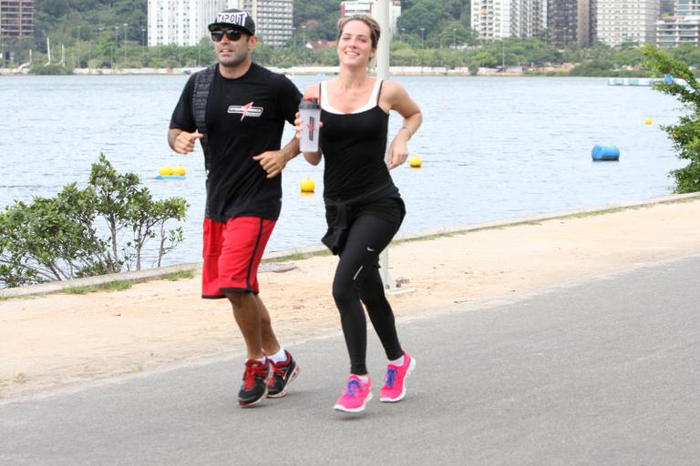 Com um personal trainer, Giovanna Ewbank corre na Lagoa