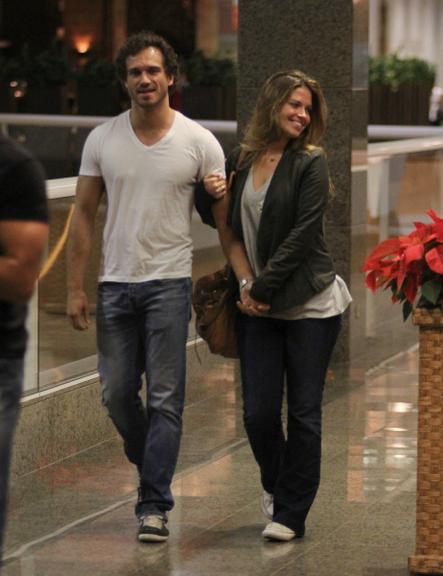 Paulo Rocha passeia com a namorada