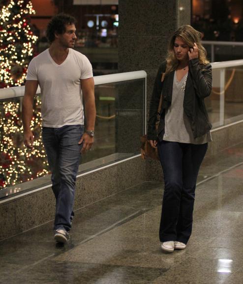 Paulo Rocha passeia com a namorada