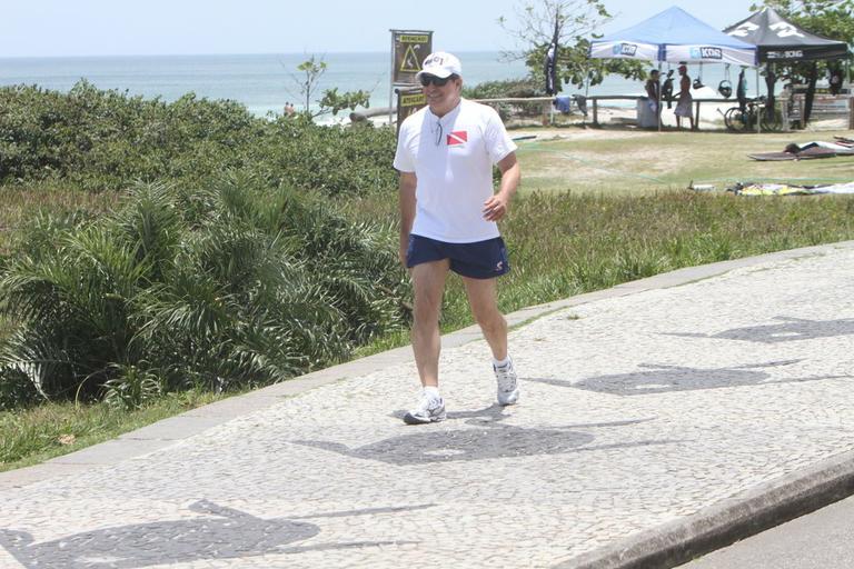 Ator Edson Celulari se exercita no sol carioca