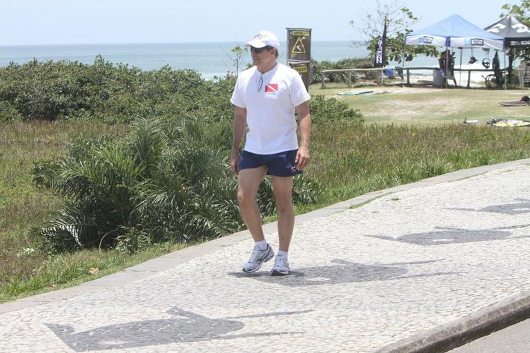 Ator Edson Celulari se exercita no sol carioca