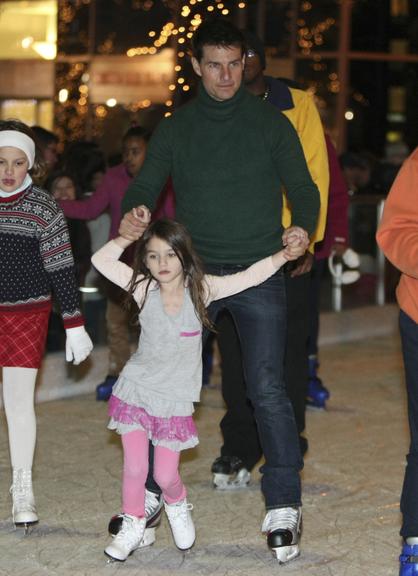 Tom Cruise patina com a filha Suri em Pittsburgh, nos Estados Unidos