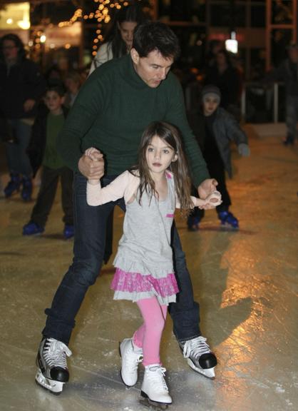 Tom Cruise patina com a filha Suri em Pittsburgh, nos Estados Unidos