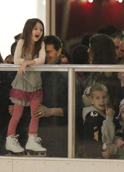 Katie Holmes e Tom Cruise levam a filha Suri para patinar no gelo em Pittsburgh, nos Estados Unidos