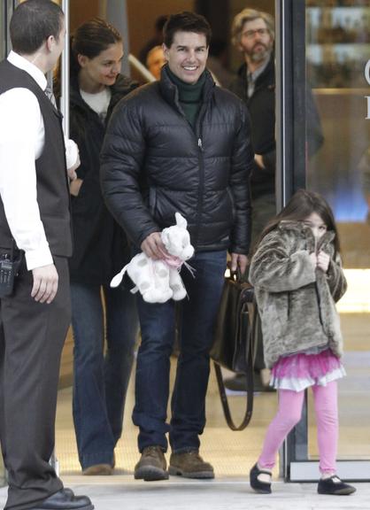 Katie Holmes e Tom Cruise levam a filha Suri para patinar no gelo em Pittsburgh, nos Estados Unidos