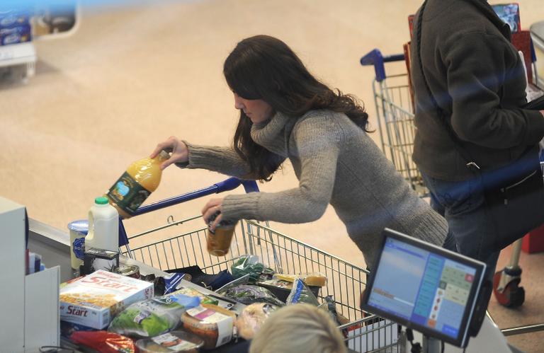 Kate Middleton faz compras saudáveis em supermercado de Londres