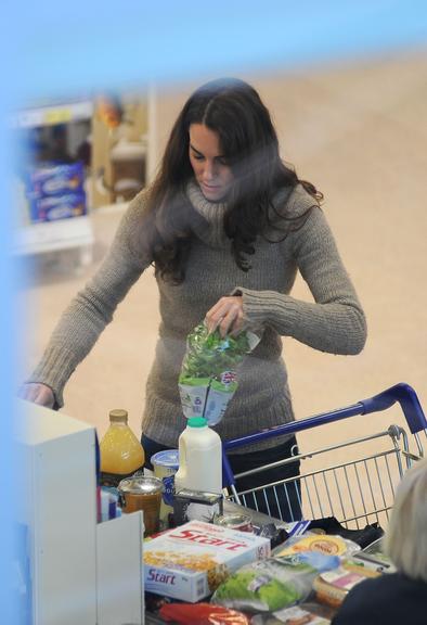 Kate Middleton faz compras saudáveis em supermercado de Londres