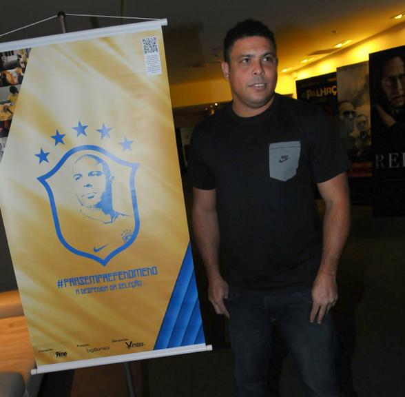 Ronaldo e Anderson Silva vão ao cinema