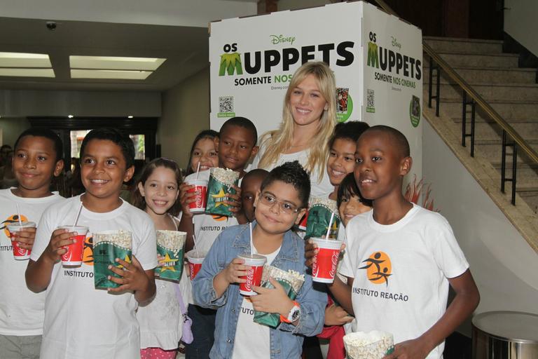 Fiorella Mattheis confere ‘Muppets’ ao lado de crianças no Rio de Janeiro