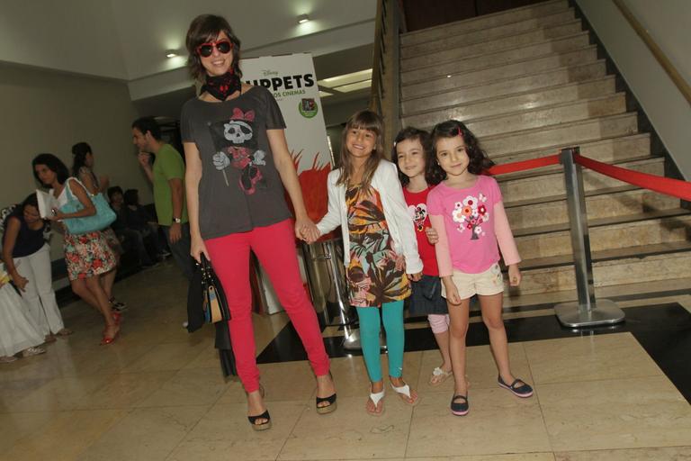 Maria Paula leva filha, Maria Luísa, para assistir 'Muppets'