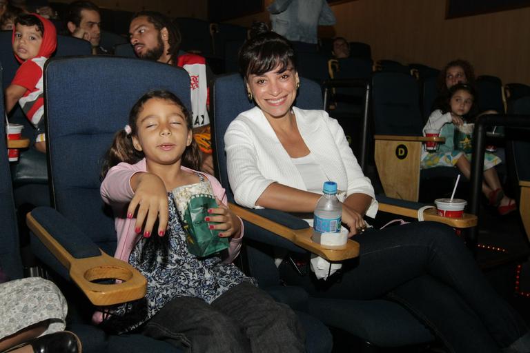 Suzana Pires leva a filha, Marcela, para assistir 'Muppets'