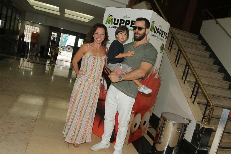 Acompanhada do marido, Hugo Baltazar, a atriz levou o filho, Leon, para assistir 'Muppets'