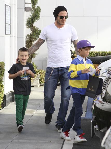 David Beckham faz compra com os filhos em plena Black Friday