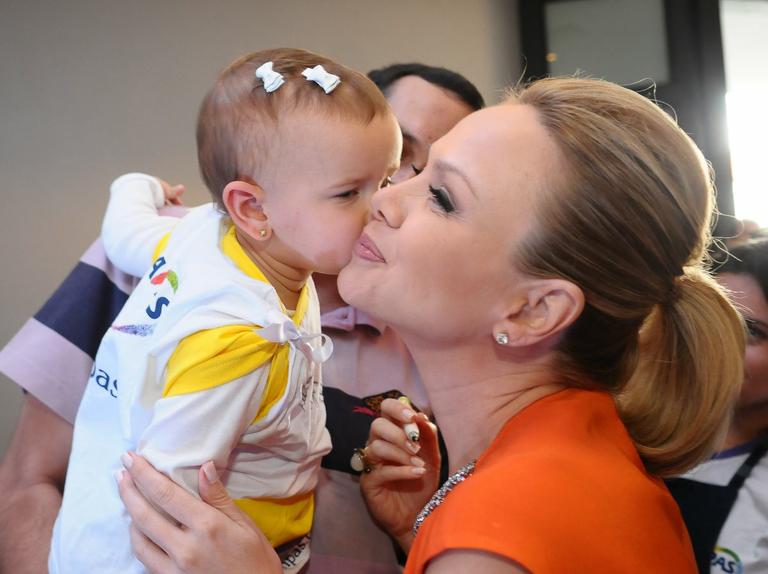 Eliana ganha beijo de criança durante evento da ONG AHPAS