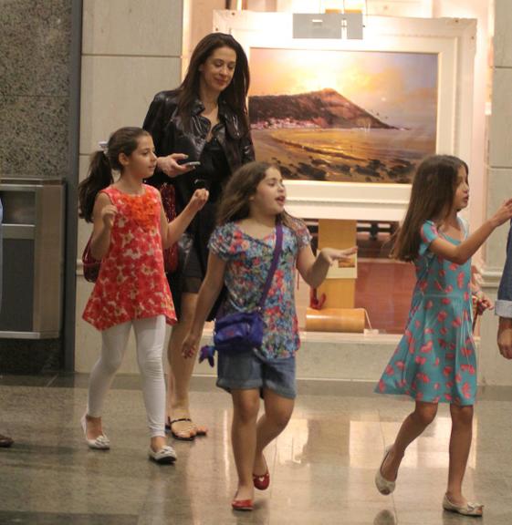 Claudia Raia leva filha e amiguinhas para passear no shopping no Rio de Janeiro