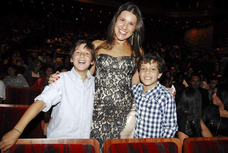 Fernanda Camargo com os filhos Yann e Enzo