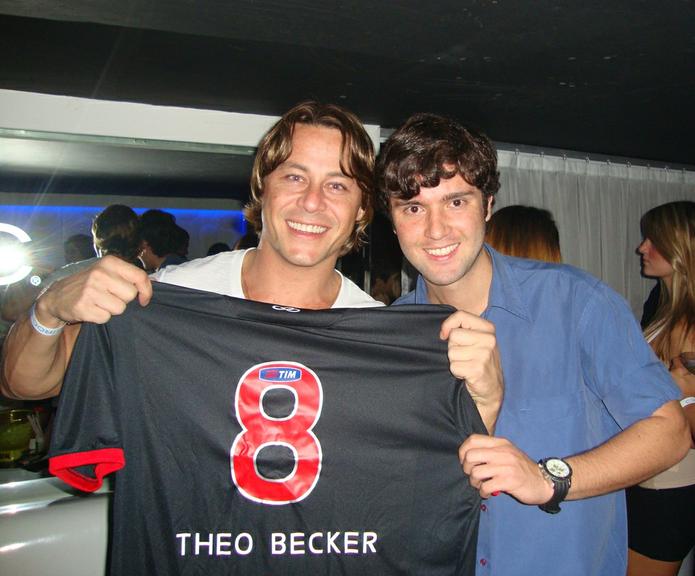 Theo Becker comemora aniversário em boate no Rio de Janeiro