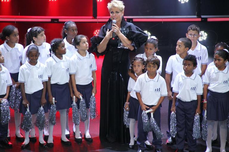 Xuxa Meneghel se emociona durante homenagem no Prêmio Extra de Televisão